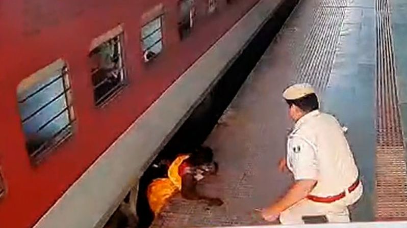 Žena s malým chlapcem spadla v Indii pod jedoucí vlak, jako zázrakem přežili